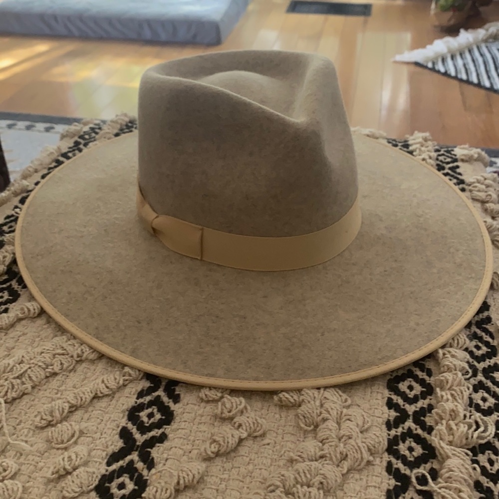 Lack of color grey hat - small